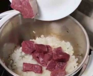 Add the meat to the onion in the chekdermeh