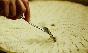 Punching holes in the dough ishleki