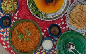 Mirza Ghasemi with rice in a pot