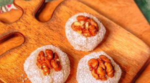baslogh with walnut kernels