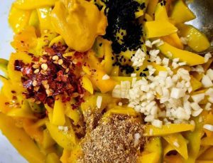 Combine the ingredients of torshi anbeh