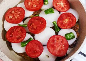 Arranging the ingredients for Yatimche in the dish