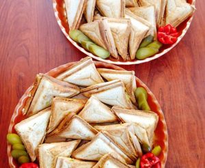Esnacks with tomatoes and pickles