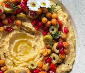 A simple recipe for preparing hummus for an evening party