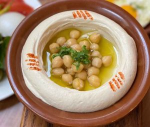 Easy hummus recipe with chickpeas and olive oil