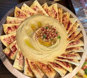 Easy hummus recipe with crispy bread