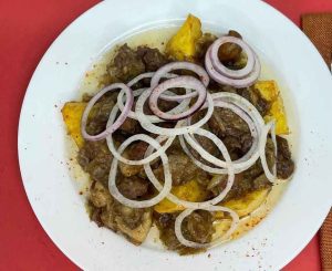 Kuurdak with onion rings