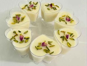 Muhallebi in heart-shaped dishes with sliced ​​pistachios