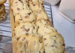 Shirini keshmeshi Raisin sweets with rose water flavor
