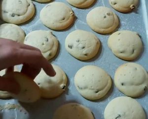 Shirini keshmeshi Fresh raisin cookies on a baking tray
