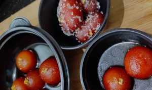 Gulab Jamun with white sugar