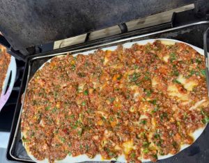 Hot lahmacun suitable for lunch and dinner