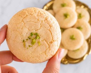 Shirini-Nargili with Pistachio Powder