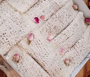 Reshteh khoshkar with rose petals
