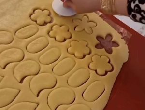 Molding jam cookies on dough