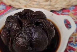 Pickled garlic with fresh garlic