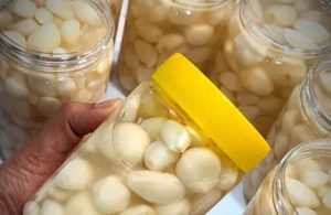 Pickled garlic with white vinegar