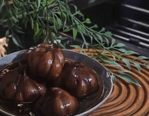 Pickled garlic for Iranian cuisine
