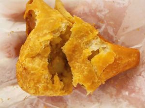 Crispy and delicious samosa, a simple Indian dish
