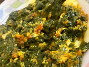 Fresh spinach leaves for Persian Nargesi recipe