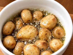 Buttery garlic bread with fresh garlic