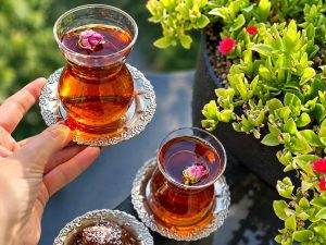 Easy saffron tea with honey and lemon