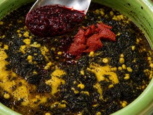 Adding pomegranate paste to Morgh-e Torsh