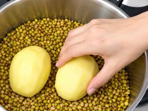 Warm mung bean soup